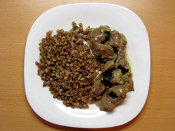 Печень куриная жареная с луком в сметане